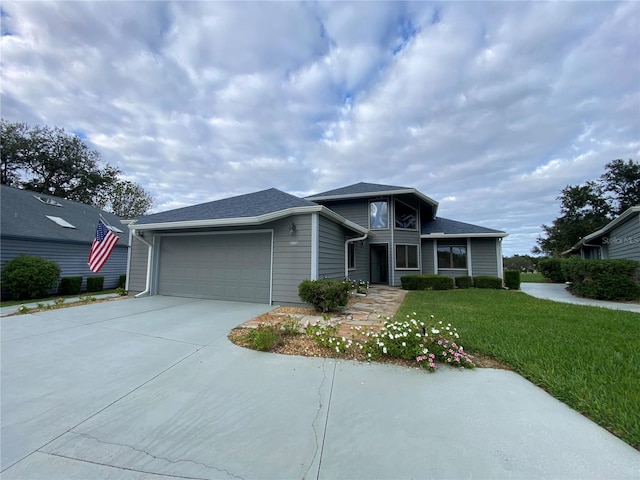 view of front facade featuring a garage and a front yard