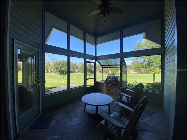 sunroom with ceiling fan