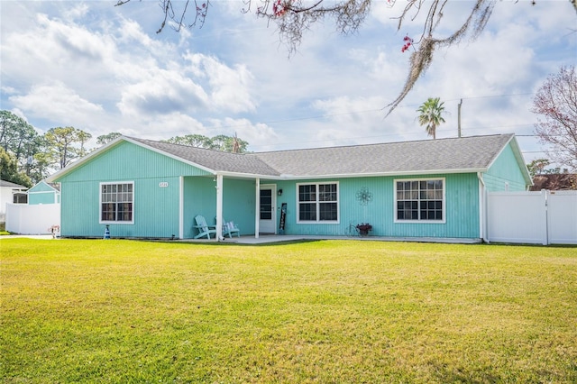 view of front of home featuring a front yard