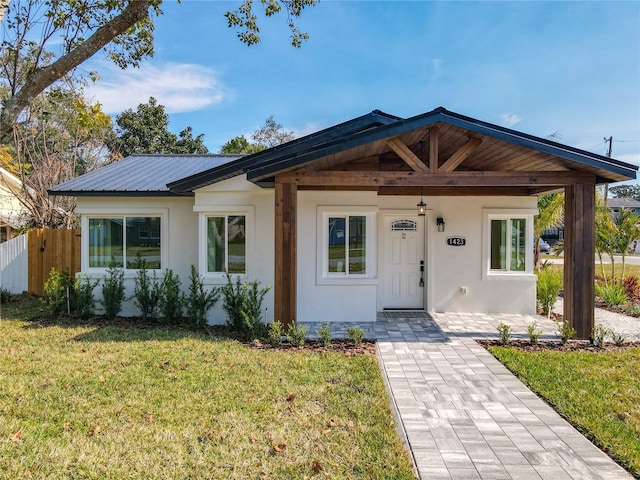 view of front of house featuring a front lawn