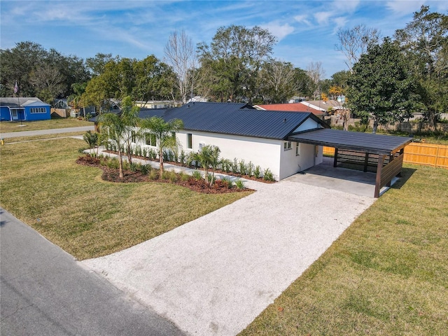 view of front of house featuring a carport and a front yard