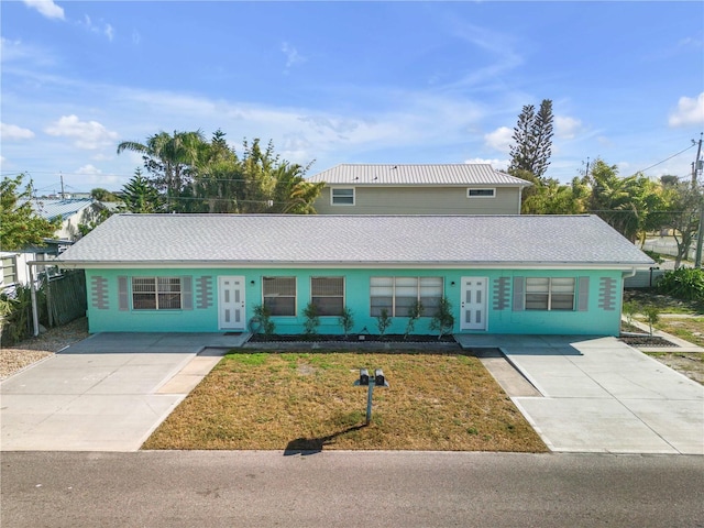 view of front facade featuring a front lawn