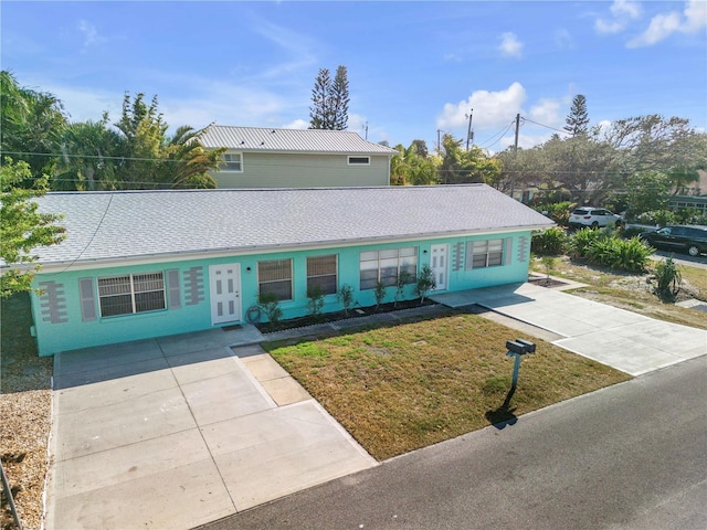 view of front of house featuring a front yard