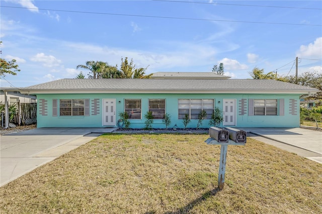 single story home featuring a front yard