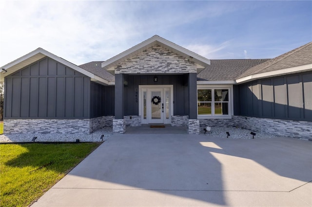 view of front of house with a front yard