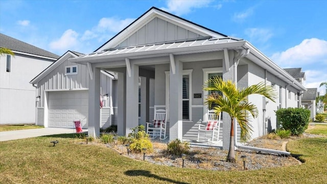 view of front of house featuring a garage, a front lawn, and a porch