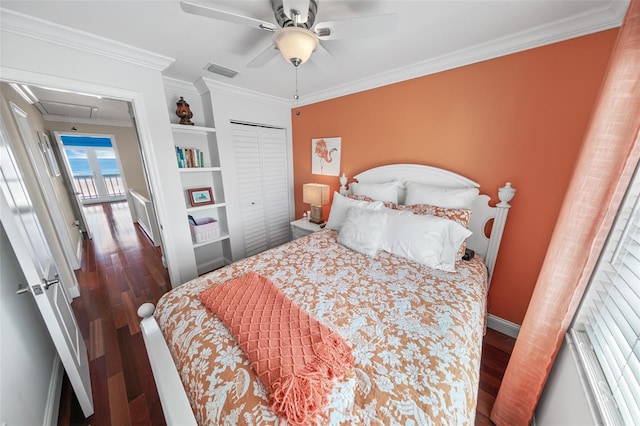 bedroom with ornamental molding, ceiling fan, dark hardwood / wood-style flooring, and a closet