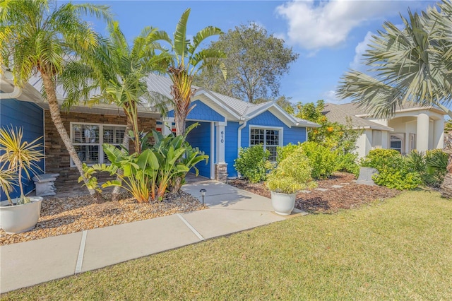 view of front of home featuring a front lawn