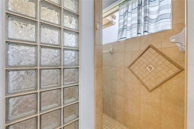 bathroom featuring tiled shower