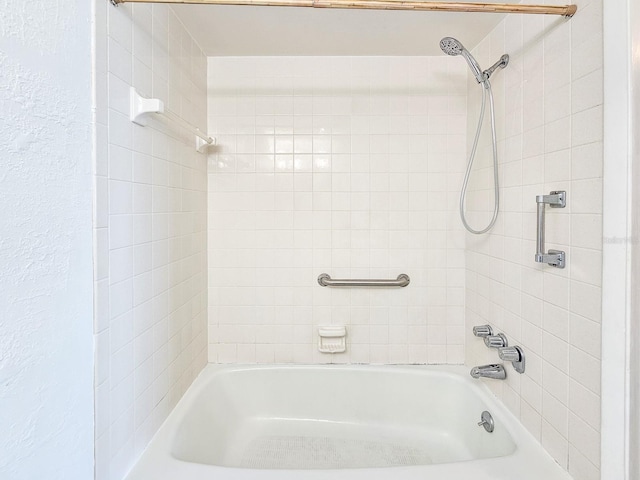 bathroom featuring tiled shower / bath combo