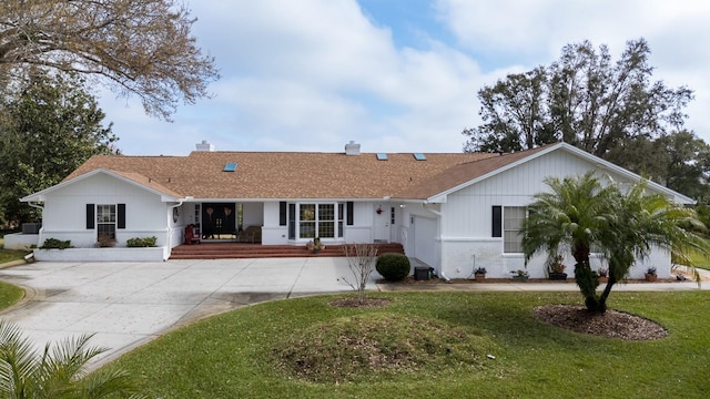 view of front of home featuring a front yard