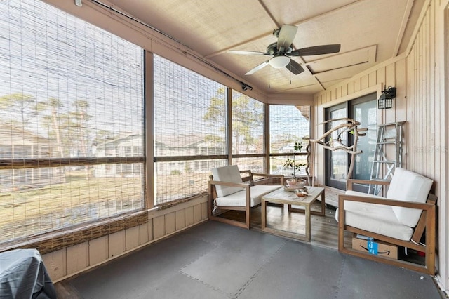 sunroom with ceiling fan