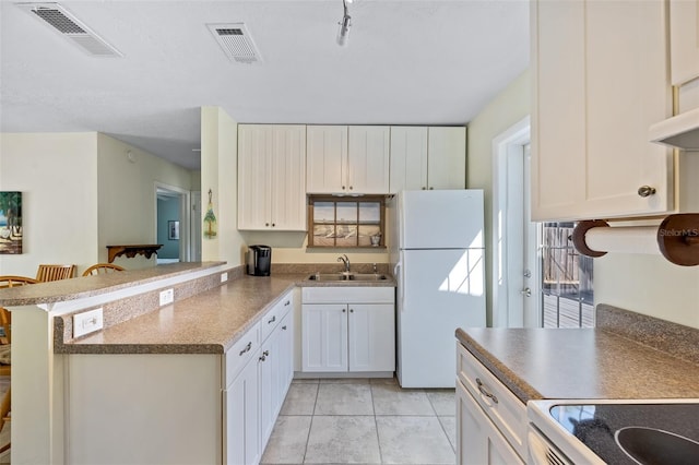 kitchen with sink, white cabinets, a kitchen bar, kitchen peninsula, and white appliances