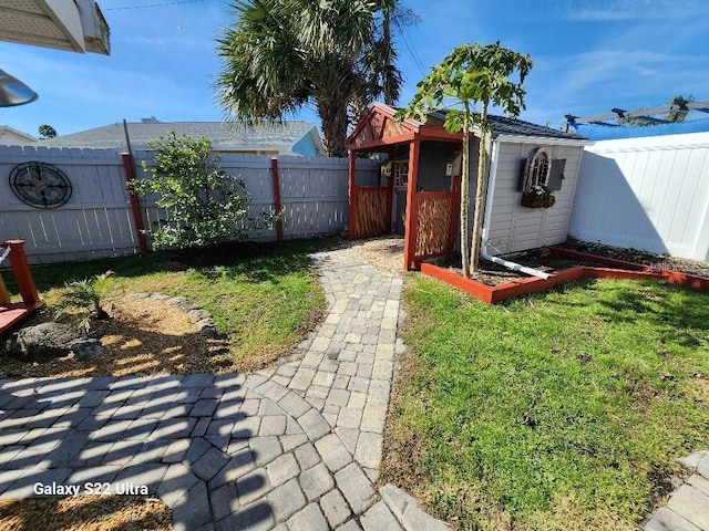 view of yard with an outdoor structure