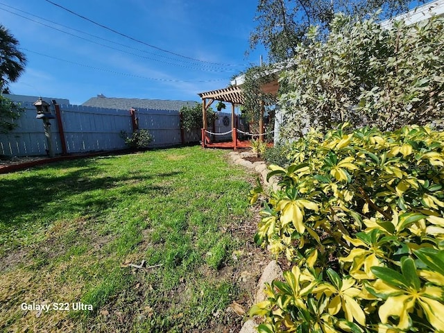 view of yard featuring a pergola