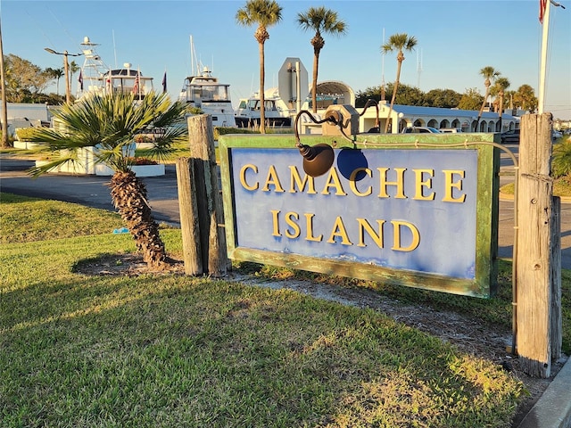 community sign featuring a lawn