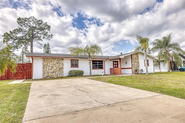 ranch-style house featuring a front yard