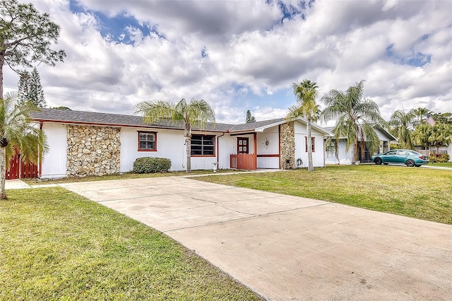 ranch-style home featuring a front lawn