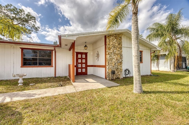 view of front of property featuring a front lawn