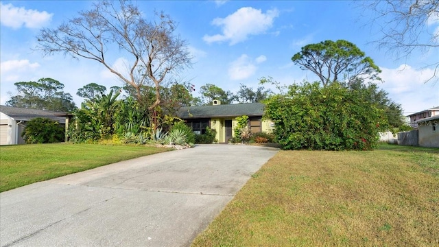 view of front of home featuring a front yard