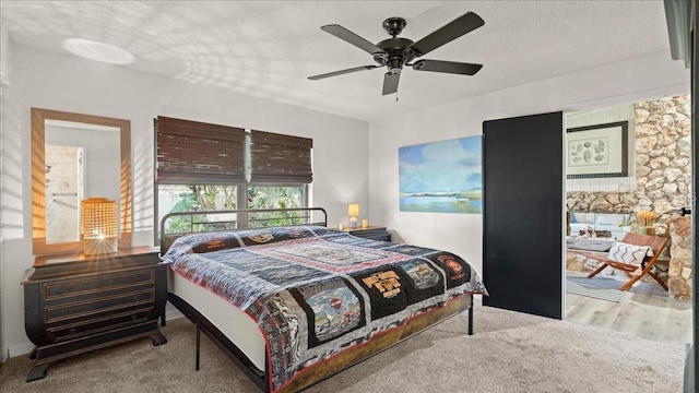 bedroom featuring ceiling fan and a textured ceiling