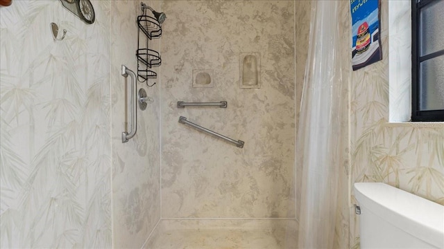 bathroom featuring toilet and a shower with shower curtain