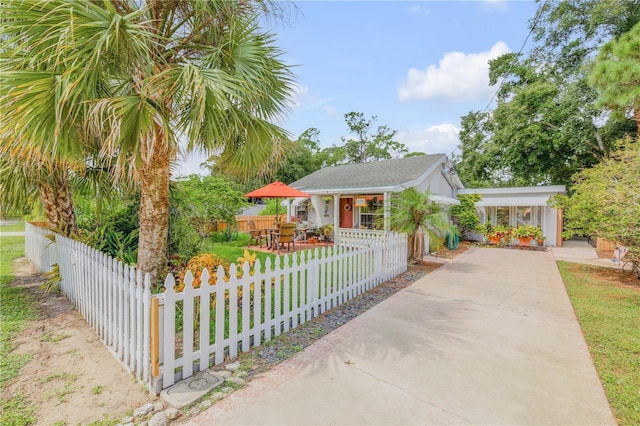 view of front of home with a fenced front yard