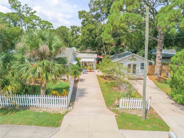 surrounding community featuring a fenced front yard