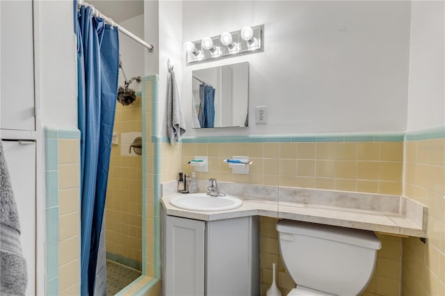 bathroom featuring a shower with curtain, vanity, toilet, and tile walls