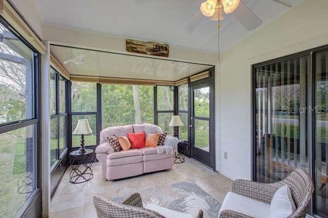 sunroom with ceiling fan