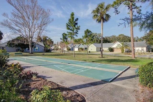 view of property's community featuring a lawn