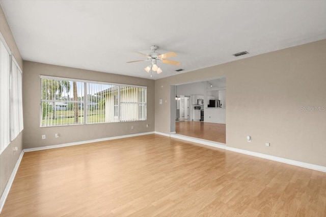 empty room featuring light hardwood / wood-style floors and ceiling fan