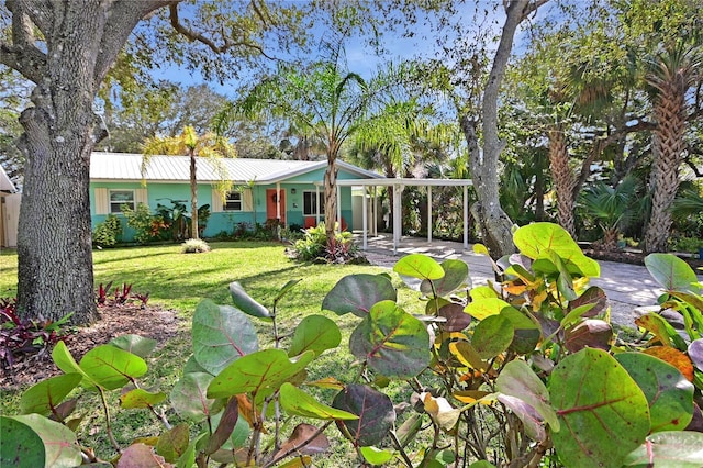 view of yard with a carport