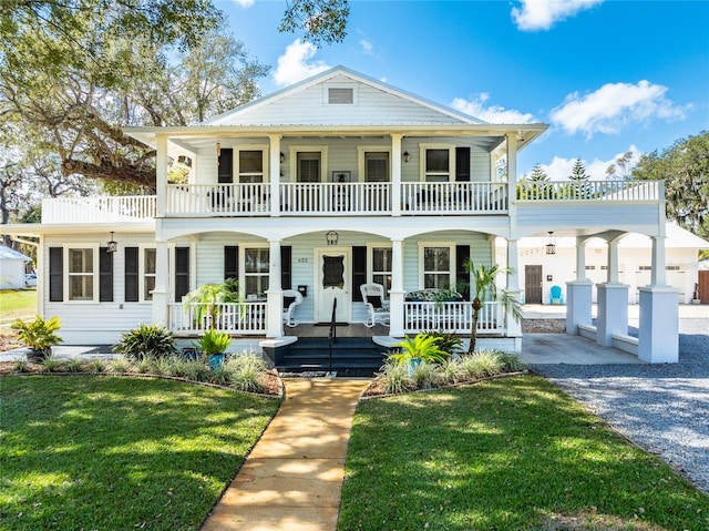 view of front of property featuring a front lawn and covered porch