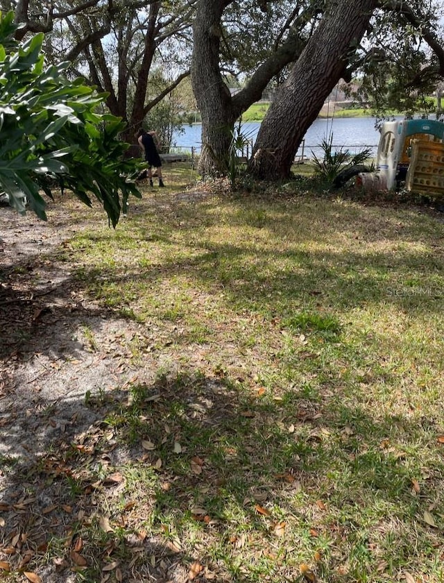 view of yard featuring a water view