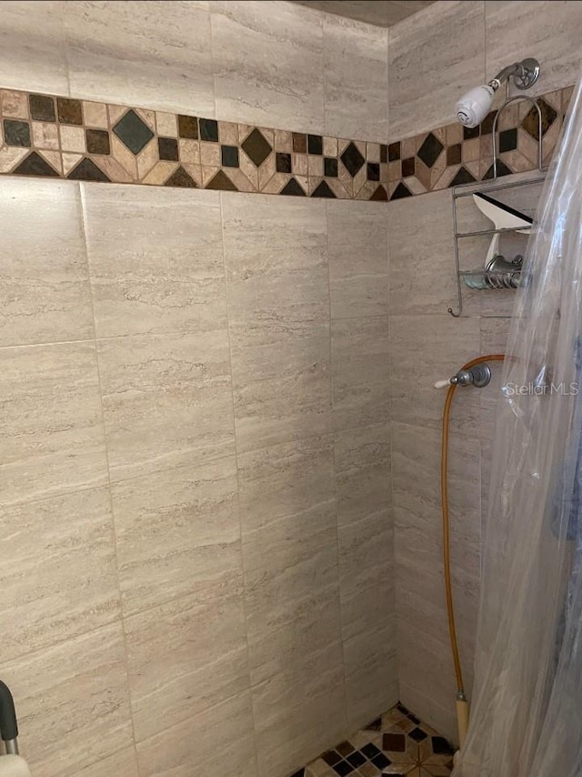 full bathroom featuring a tile shower