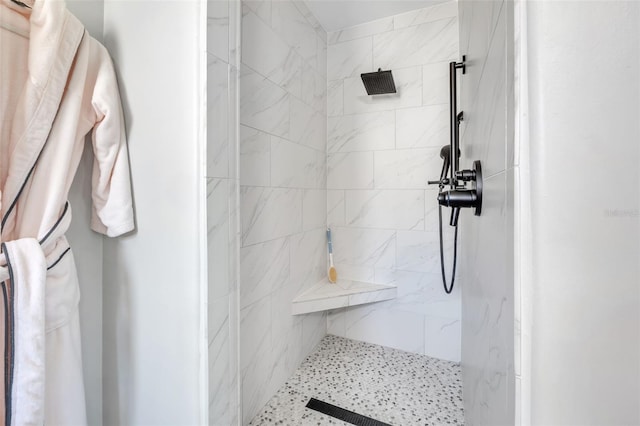 bathroom featuring a tile shower