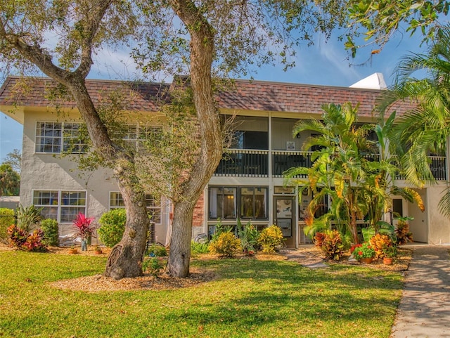 view of front of home featuring a front lawn