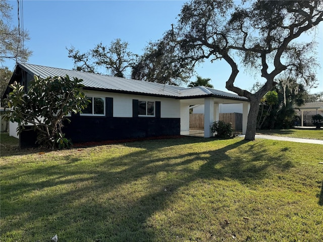 single story home featuring a front yard