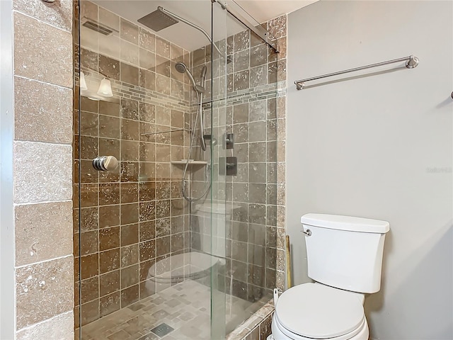 bathroom with toilet and tiled shower