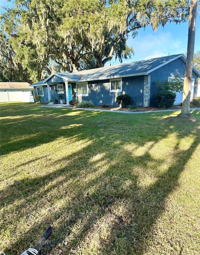 ranch-style home featuring a front lawn