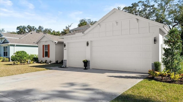 view of front facade featuring a garage and a front lawn