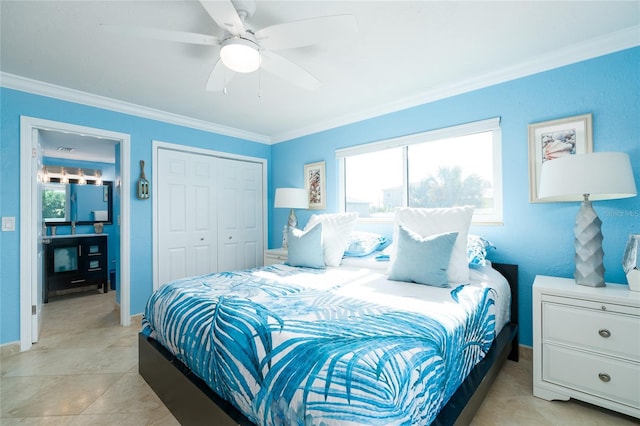 bedroom with crown molding, ceiling fan, and a closet