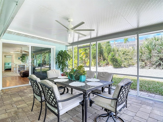 sunroom with ceiling fan