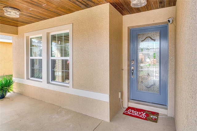 property entrance featuring stucco siding