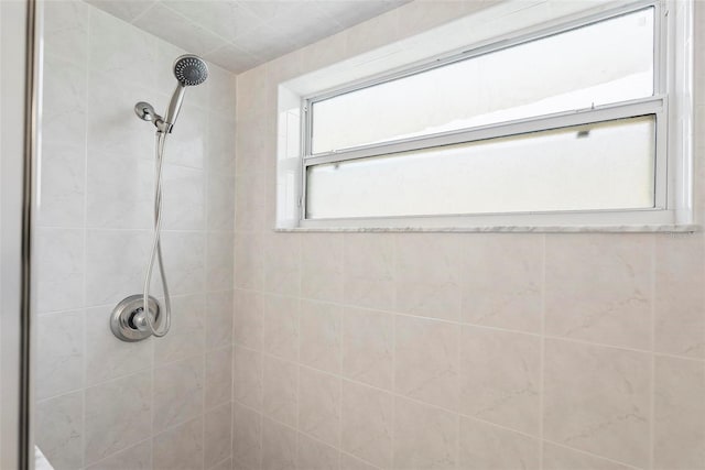 full bath with tiled shower