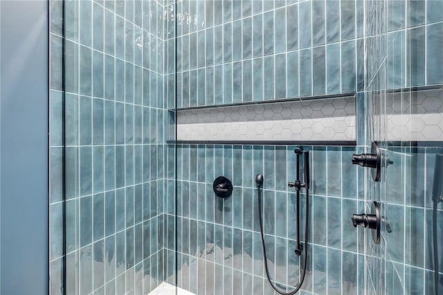 full bath with tiled shower