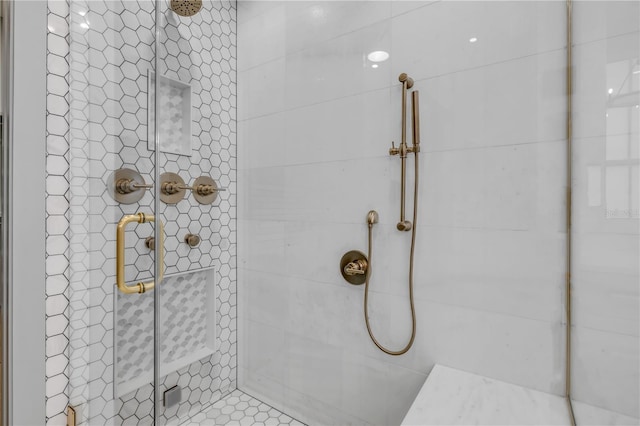 bathroom featuring a tile shower