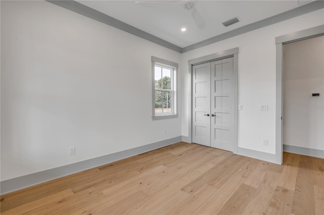 unfurnished bedroom featuring light wood finished floors, baseboards, visible vents, a ceiling fan, and recessed lighting