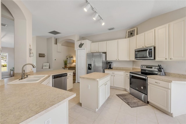 kitchen with a sink, visible vents, light countertops, appliances with stainless steel finishes, and a center island